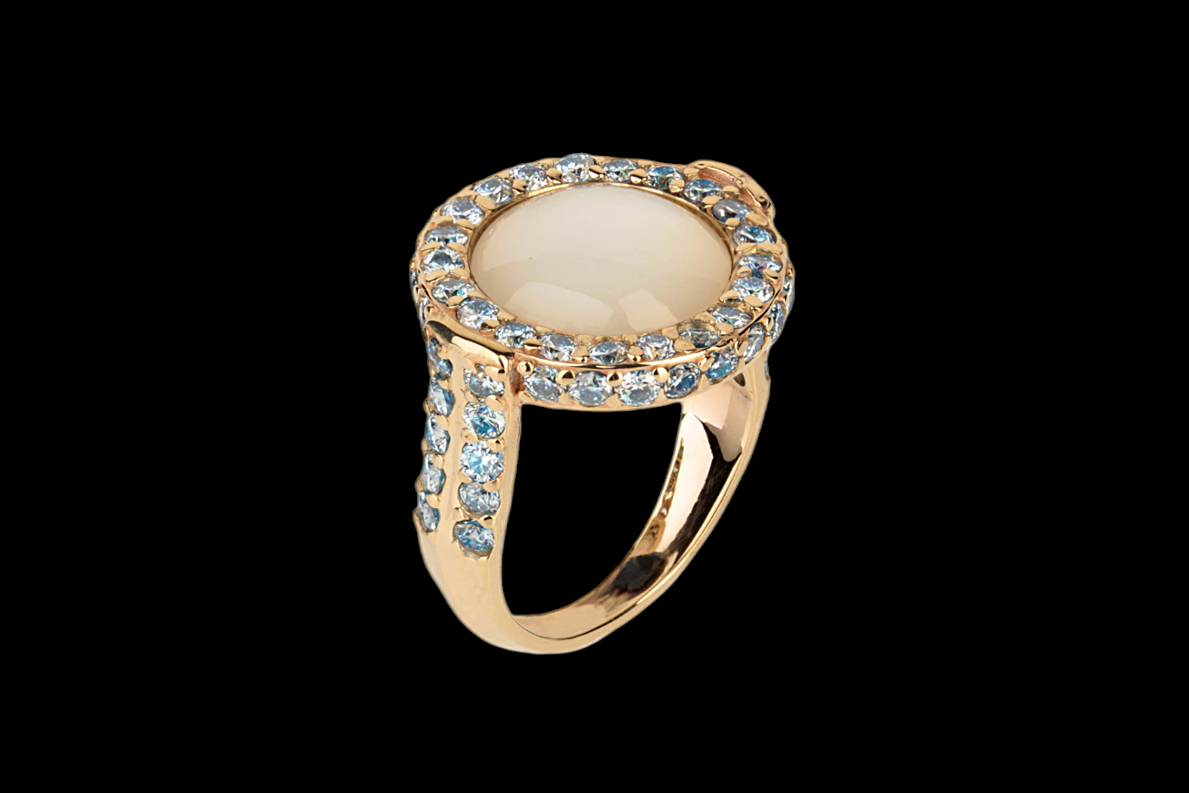 Ring mit Perlmutt und blauen Diamanten