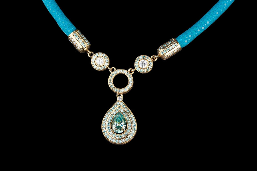 Collier Kette aus Rochenleder mit tropenförmigem blauem Moissanit und Diamanten